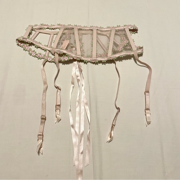 Victoria Secret Floral Lace Garter Belt Size M/L - Picture 1 of 16